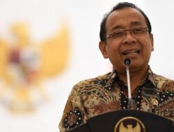 Pratikno, Basuki, dan Hasto Bersama Orangtua Wisudawan UGM dalam Perwakilan