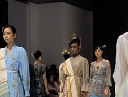 Affania Fariza Balqis Menampilkan Koleksi yang Terinspirasi oleh Ulos di Jakarta Fashion Week 2024