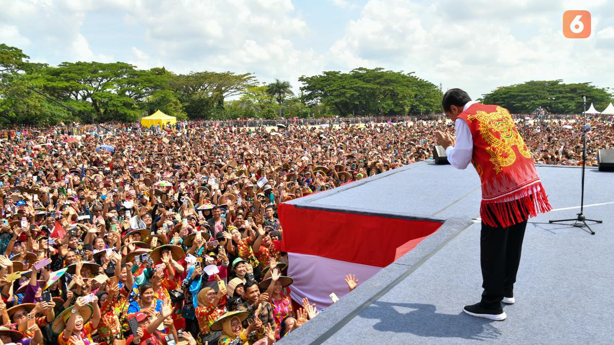 Pengenalan Pakaian Adat Dayak dalam Menyambut Kunjungan Presiden Jokowi di Kutai Barat