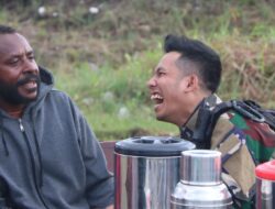 Santai Bersama Kopi dan Cerita Petualangan TNI di Nduga