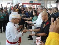 Upacara Tampung Tawar Dalam Rangka Penyambutan Para Pembalap Sepeda Dunia