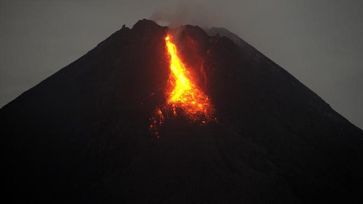 Gunung Merapi Melepas 16 Guguran Lava Hingga Jarak 1,5 Km ke Kali Bebeng