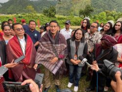 Sandiaga Uno Mengenakan Ulos Ragi Hotang Saat Kunjungi Desa Wisata MEA Danau Toba, Apakah Artinya?