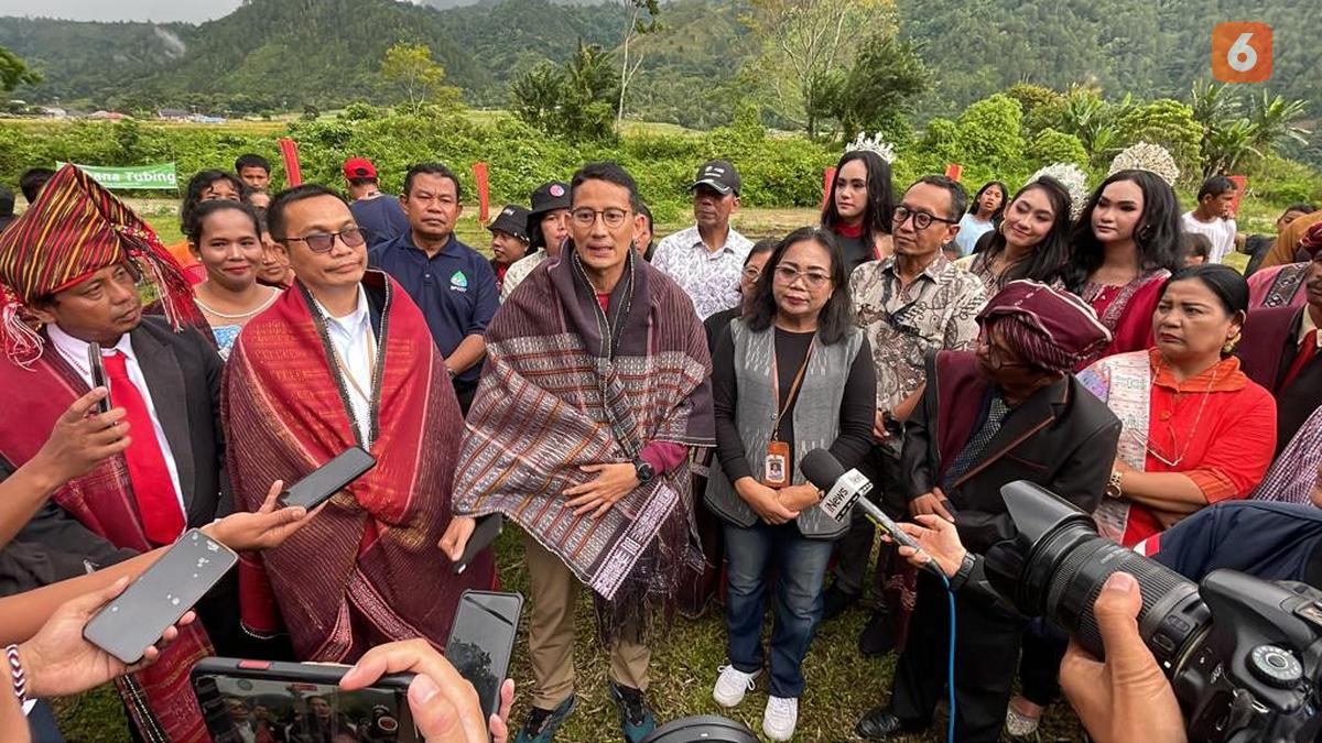 Sandiaga Uno Mengenakan Ulos Ragi Hotang Saat Kunjungi Desa Wisata MEA Danau Toba, Apakah Artinya?