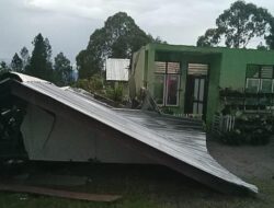 Selembar Kertas Terbang Dibawa Angin Di Atap Rumah Warga Aceh