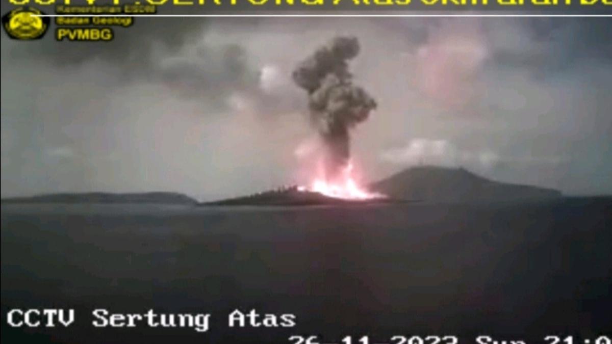 Gunung Anak Krakatau Meletus Sebanyak 4 Kali, Suara Dentuman Terdengar Terus Menyebar