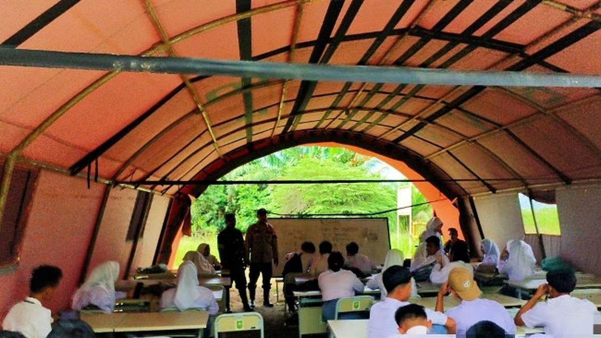 Sekolah di Rokan Hulu Terendam Banjir, Siswa Belajar di Tenda Darurat