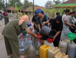 Antrean Panjang Warga Kabupaten Bekasi Menghadapi Kekeringan