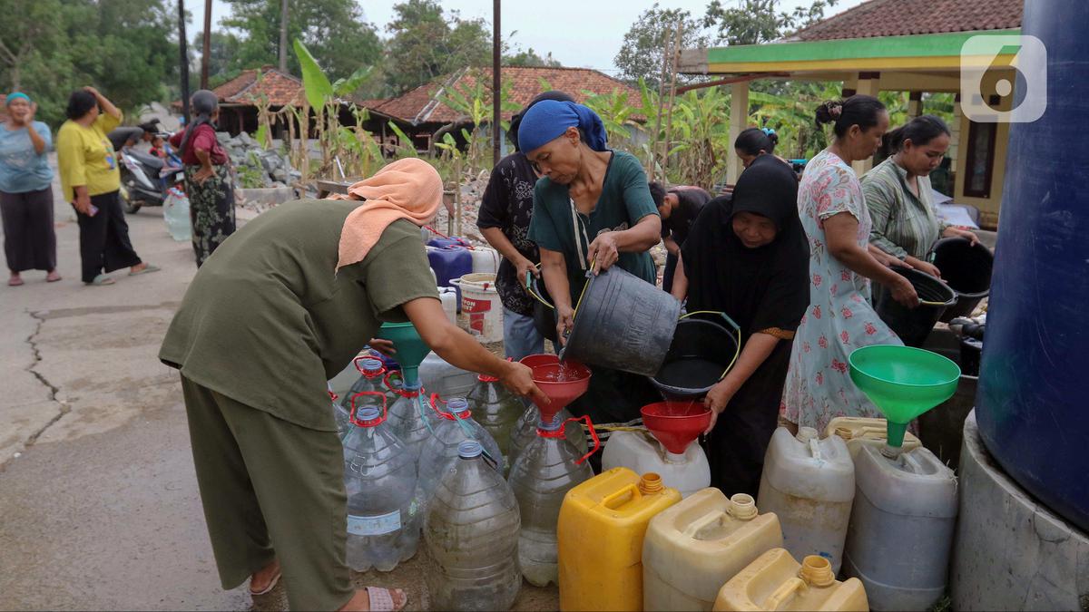 Antrean Panjang Warga Kabupaten Bekasi Menghadapi Kekeringan