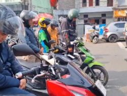 Moment of Commemorating National Heroes Day: Citizens Bowing in Unison for 60 Seconds on Sukabumi Main Road