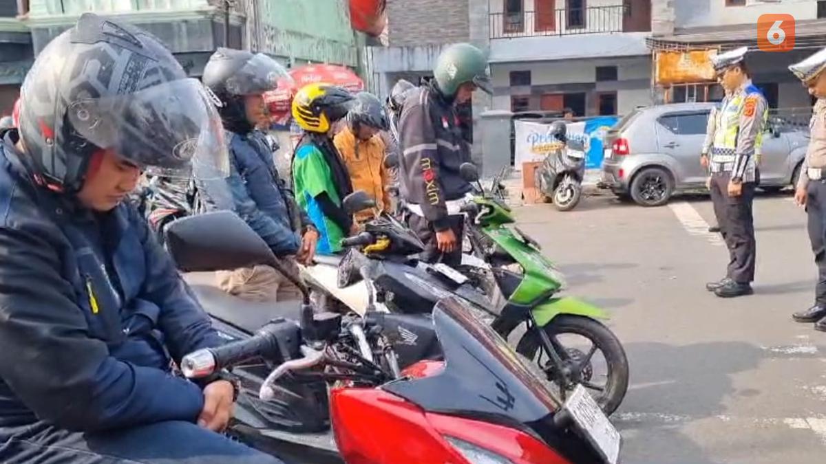 Moment of Commemorating National Heroes Day: Citizens Bowing in Unison for 60 Seconds on Sukabumi Main Road