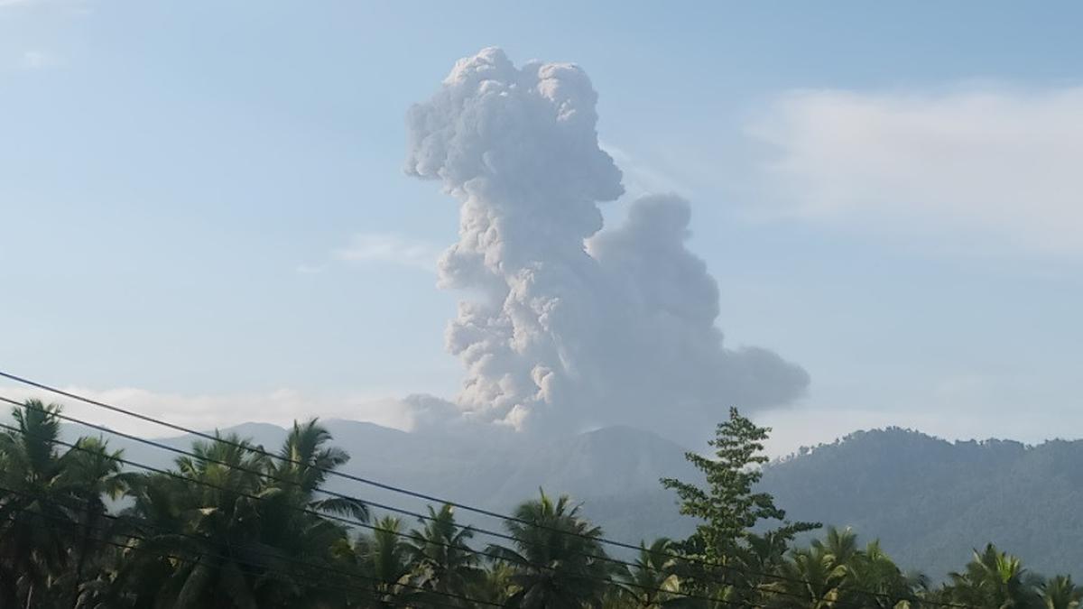 Gunung Dukono Kembali Meletus, Abu Vulkanik Mencapai Ketinggian 1.900 Meter, Warga Diminta Menyiapkan Masker