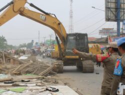 Dibongkarnya 280 Bangunan Liar di Saluran Irigasi Karawang untuk Memulihkan Aliran Irigasi yang Lancar