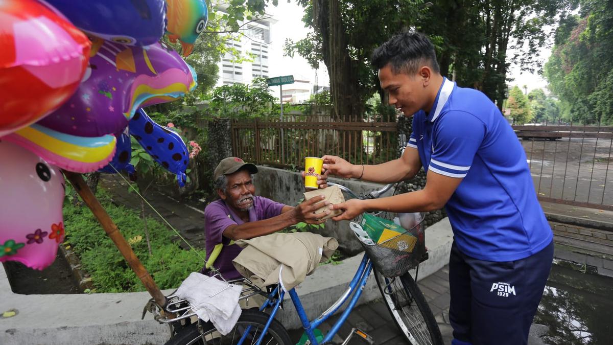 Beri judul ulang: Penyediaan Paket Nasi Gratis oleh PSIM Yogyakarta Setiap Hari Jumat di Kota Yogyakarta