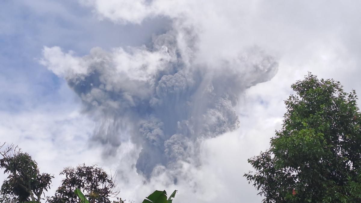 Meletusnya Gunung Marapi Membawa Hujan Abu dan Batu Ke 14 Kecamatan di Agam