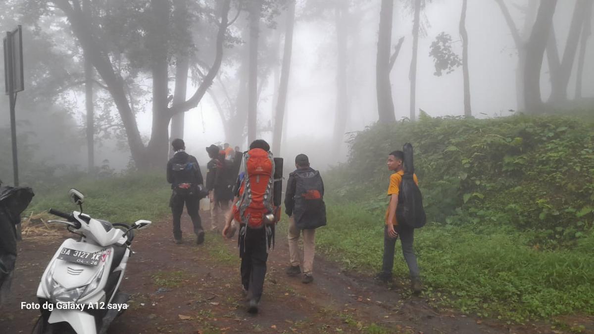 Tim SAR mengalami kesulitan dalam evakuasi pendaki Gunung Marapi akibat cuaca buruk dan erupsi susulan