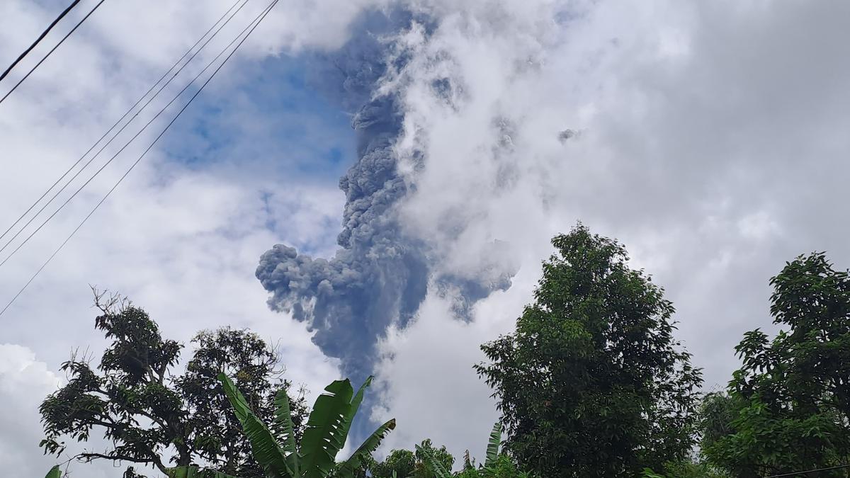 Erupsi Gunung Marapi di Sumatera Barat, Melemparkan Abu Vulkanik Hingga 3.000 Meter Di Atas Puncak