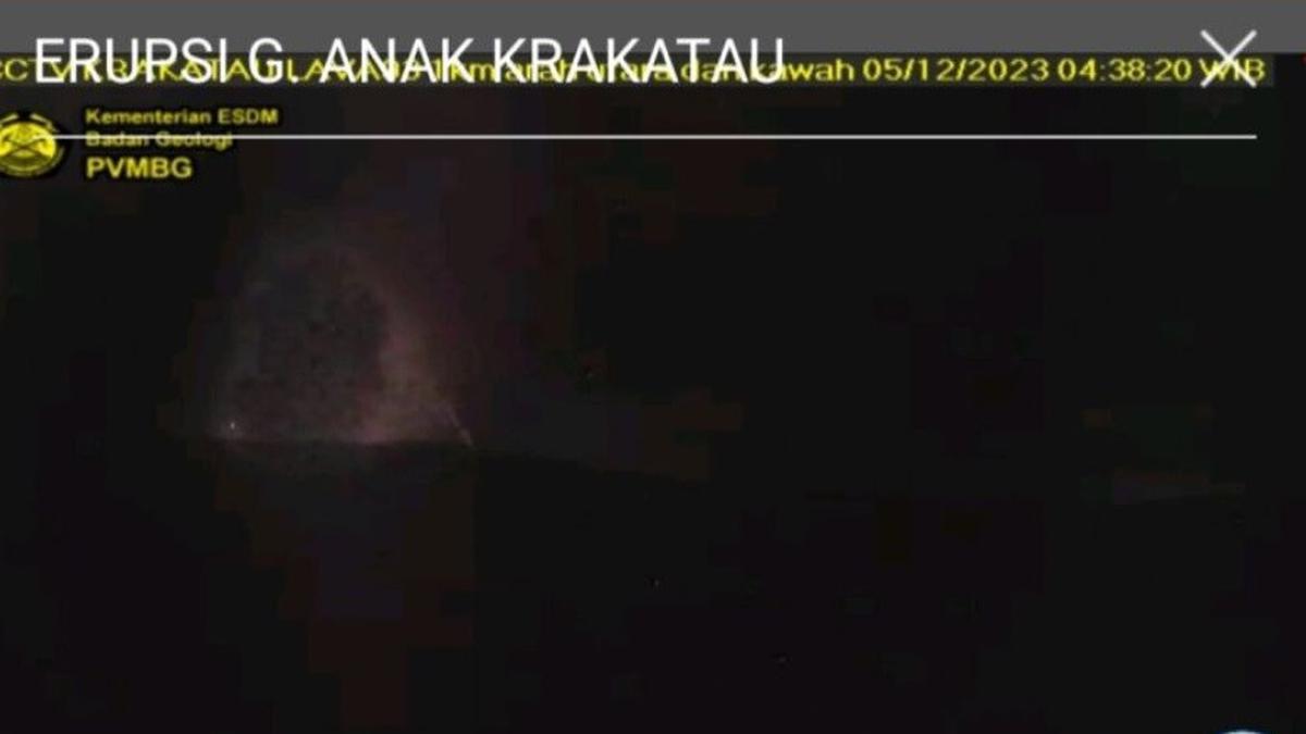 Gunung Anak Krakatau Erupsi Kembali, Mengeluarkan Abu Vulkanik Ketinggian 700 Meter