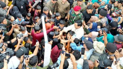 Prabowo Berbagi Momen Bahagia dengan Anak-Anak Saat Menghadiri Acara Resmi Peresmian 9 Titik Air di Sukabumi