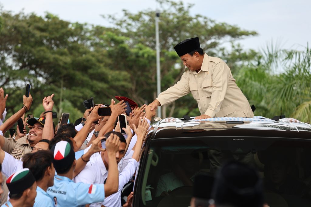 Prabowo Berbincang dengan Warga dan Relawan di Kedai Kopi Aceh: Pengalaman Luar Biasa!