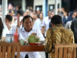 Jokowi dan Prabowo Nikmati Bakso Bandongan di Warung Kaki Lima Magelang, Jawa Tengah