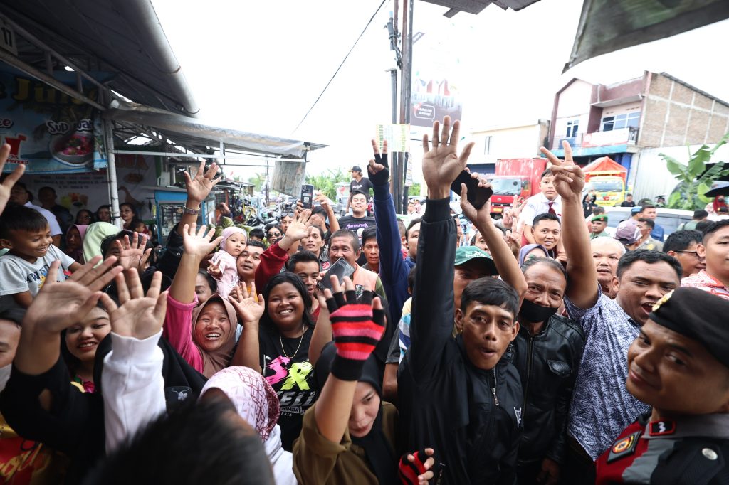 Ratusan Warga Jateng Bersemangat Melihat Jokowi dan Prabowo Makan Bakso Bersama: Semoga Tetap Terhubung dengan Rakyat