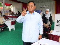 Prabowo Subianto Memilih di TPS 033 Bojong Koneng Sambil Mengacungkan Salam Dua Jari