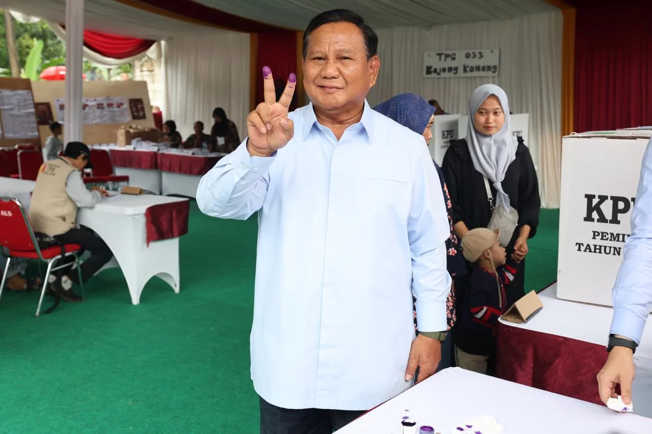 Prabowo Subianto Memilih di TPS 033 Bojong Koneng Sambil Mengacungkan Salam Dua Jari