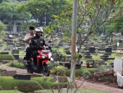 Prabowo Subianto Diterima Ratusan Warga Saat Ziarah ke Makam Sang Ayah Setelah Pemilu menggunakan Motor