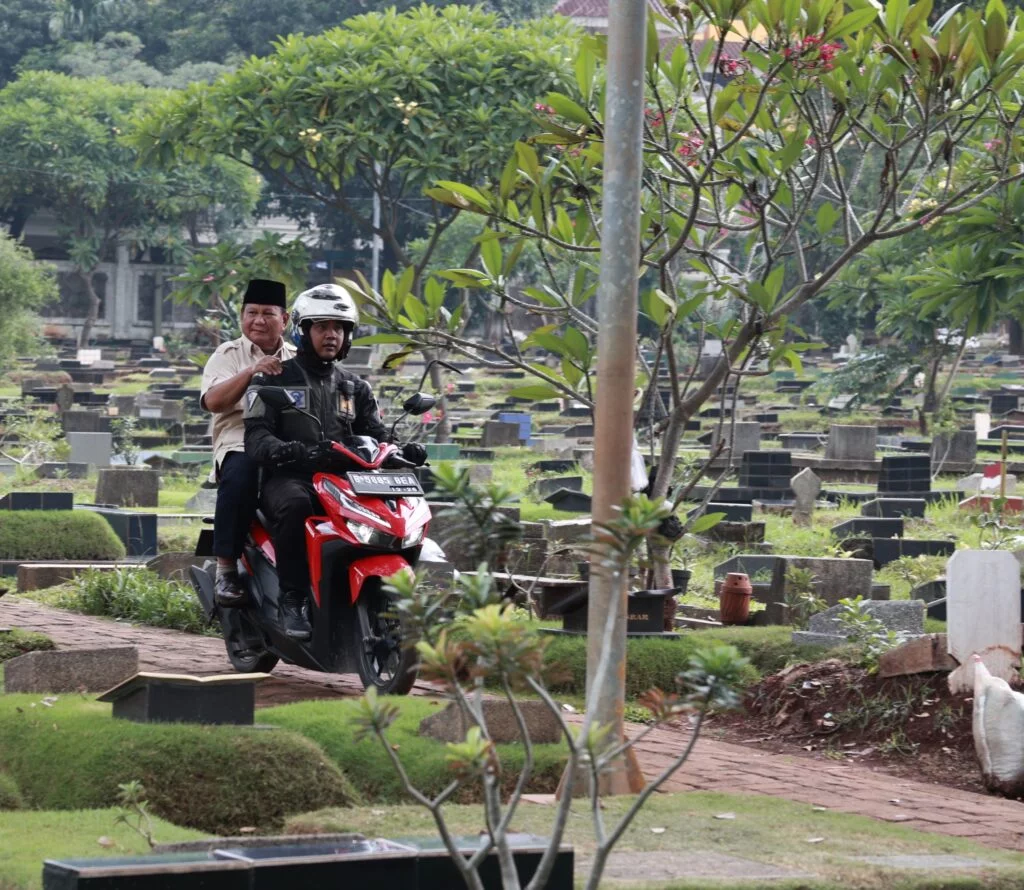 Prabowo Subianto Diterima Ratusan Warga Saat Ziarah ke Makam Sang Ayah Setelah Pemilu menggunakan Motor