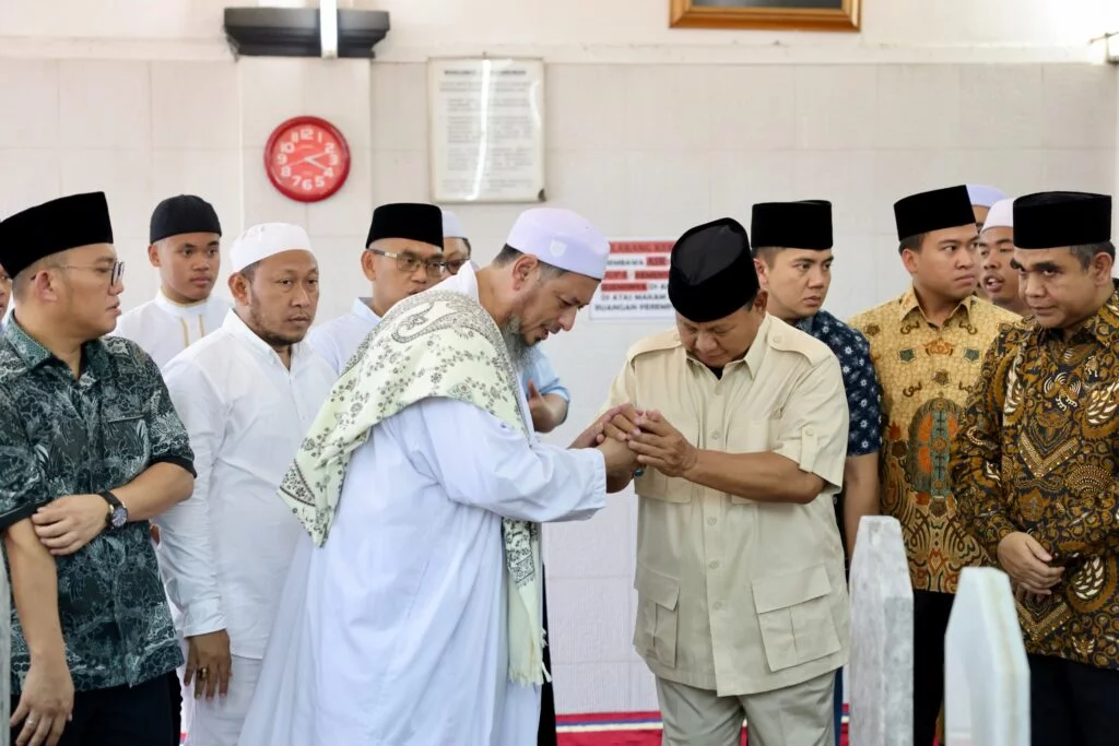 Prabowo Subianto Melakukan Ziarah ke Habib Ali Kwitang dan Memohon Doa: Semoga Pekerjaan Kita Lancar di Masa Depan