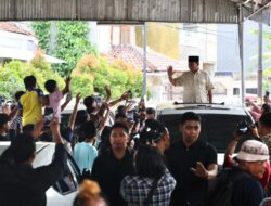 Prabowo Subianto Diterima Ratusan Warga Saat Ziarah ke Makam Habib Ali Kwitang