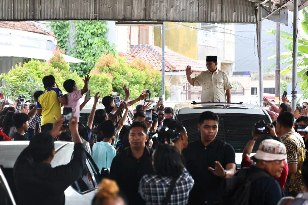 Prabowo Subianto Diterima Ratusan Warga Saat Ziarah ke Makam Habib Ali Kwitang