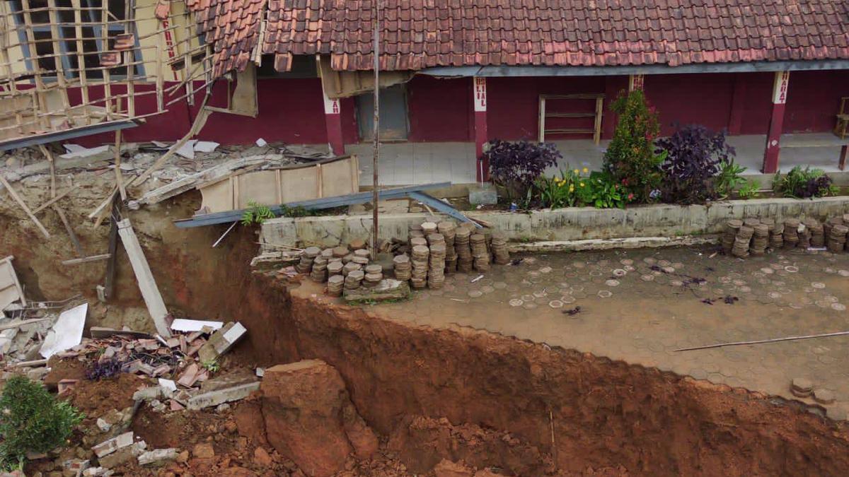 Badan Geologi Laporkan Bencana Gerakan Tanah di Bandung Barat Menyebabkan Rayapan Tanah