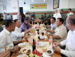 Prabowo Subianto Hadiri Acara Makan Bakso di Cimahi, Tampil Nyanyi Bersama dan Diterima Antusias oleh Warga