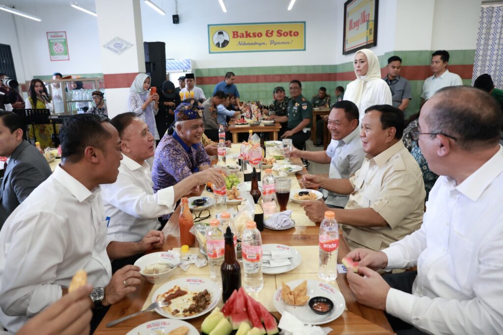 Prabowo Subianto Hadiri Acara Makan Bakso di Cimahi, Tampil Nyanyi Bersama dan Diterima Antusias oleh Warga