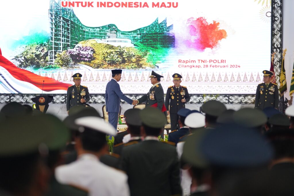 Prabowo Menerima Penganugerahan Jenderal Bintang 4 dari Presiden Jokowi