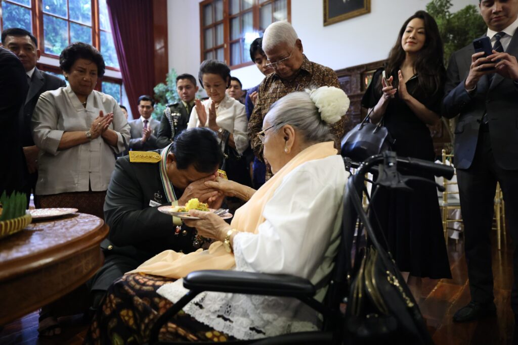 Prabowo Syukuran dan Sungkem kepada Sukartini Djojohadikusumo setelah Dianugerahi Jenderal Bintang 4