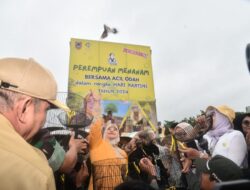 Acil Odah memimpin gerakan “Perempuan Menanam Ribuan Pohon” di Kalsel dalam rangka memperingati Hari Kartini.