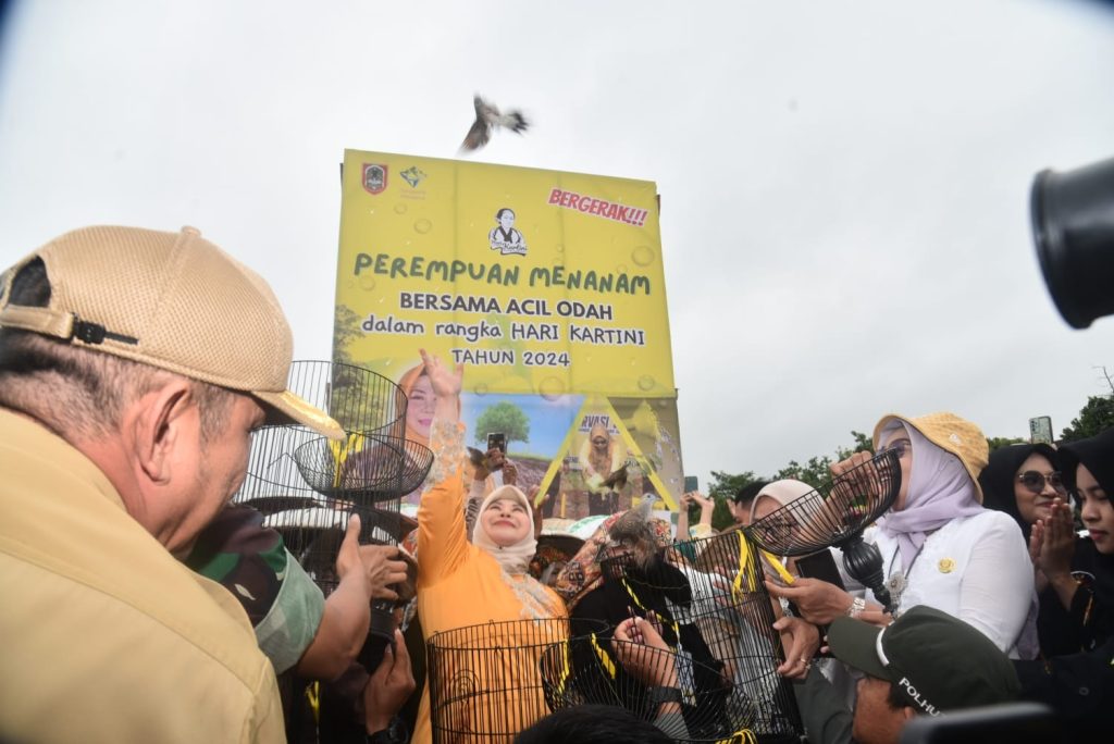 Acil Odah memimpin gerakan “Perempuan Menanam Ribuan Pohon” di Kalsel dalam rangka memperingati Hari Kartini.