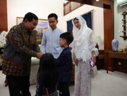 Momen Lucu Prabowo Subianto dan Gibran Rakabuming Raka saat Halal Bihalal Bersama Keluarga