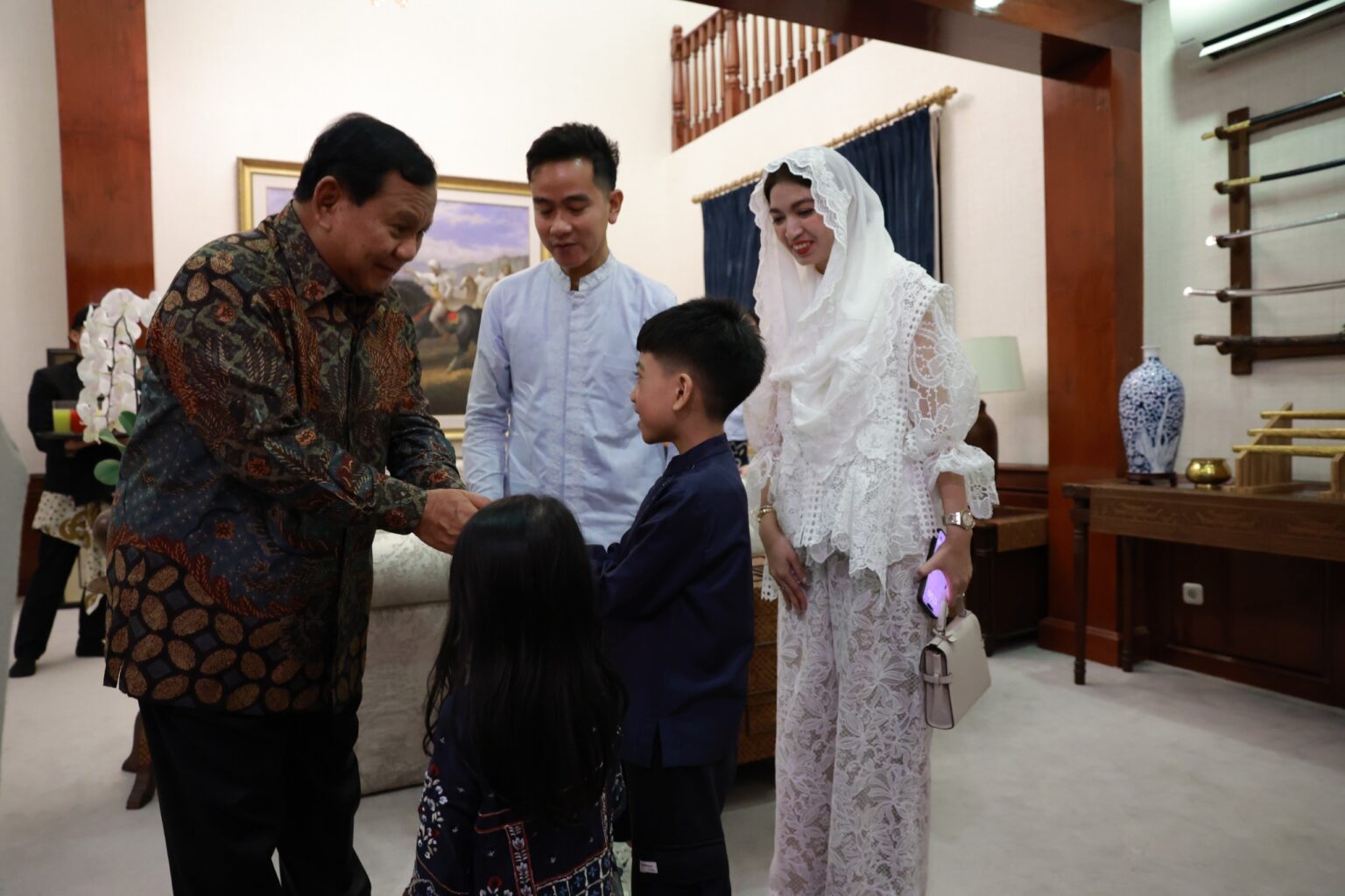 Momen Lucu Prabowo Subianto dan Gibran Rakabuming Raka saat Halal Bihalal Bersama Keluarga