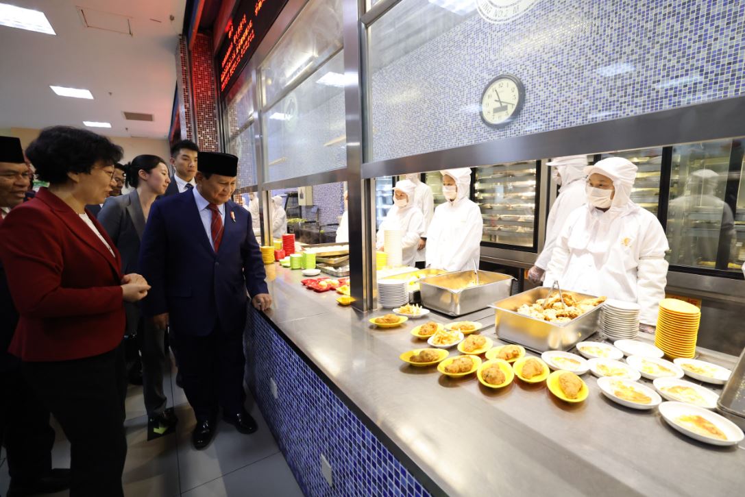 Setelah Bertemu dengan Perdana Menteri dan Menteri Pertahanan China, Prabowo Subianto Memeriksa Program Makan Siang di Sekolah Beijing