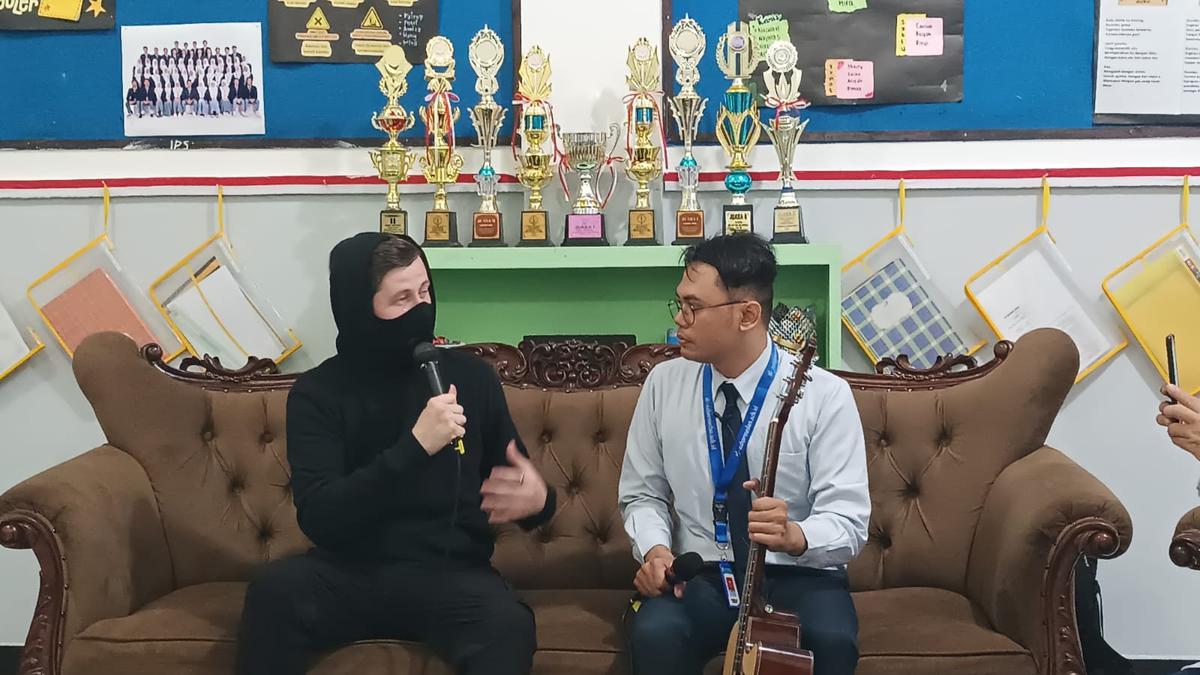 Tri Adinata, Guru Musik di Al-Azhar Medan yang Membuat Alan Walker Langsung Berkunjung