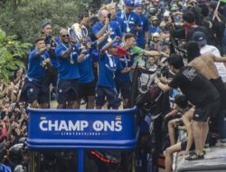 Foto: Persib Disambut Ribuan Bobotoh Saat Pawai Juara di Lautan Biru