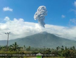 Gunung Lewotobi Laki-Laki Erupsi, Memuntahkan Abu Tebal sejauh 900 Meter ke Arah Barat Daya