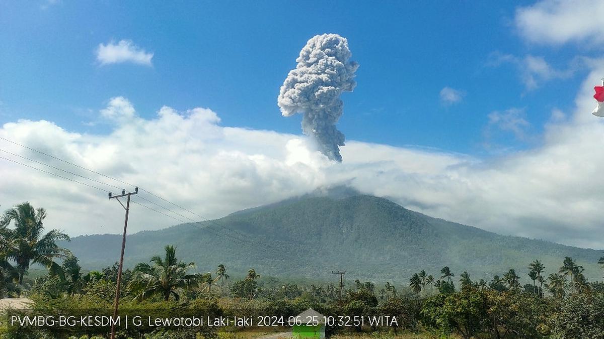 Gunung Lewotobi Laki-Laki Erupsi, Memuntahkan Abu Tebal sejauh 900 Meter ke Arah Barat Daya