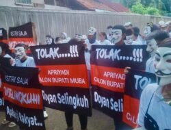 Topeng Pendemo di Kantor Golkar-PKS Jakarta Menolak Calon Bupati di Sumsel