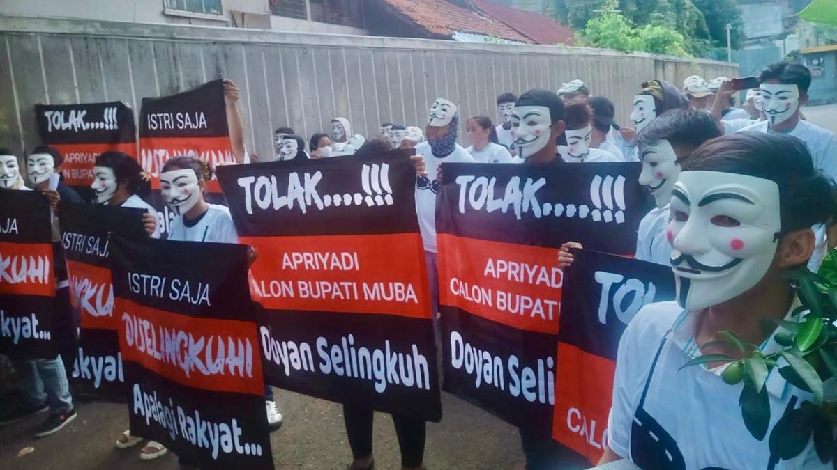 Topeng Pendemo di Kantor Golkar-PKS Jakarta Menolak Calon Bupati di Sumsel