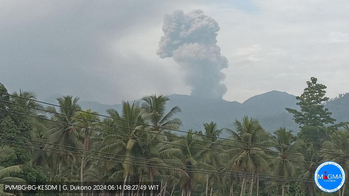 Gunung Dukuno Memuntahkan Abu Vulkanik Sejauh 1.500 Meter ke Arah Timur Setelah Erupsi